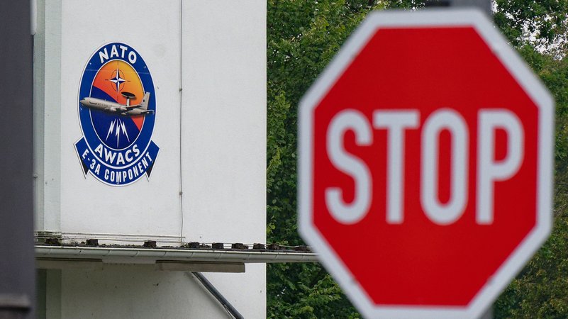 Ein Wappen der Awacs Staffel der Nato hängt an der Einfahrt zur Nato Airbase in Geilenkirchen - Teveren. | Bild: picture alliance/dpa | Henning Kaiser Ein Wappen der Awacs Staffel der Nato hängt an der Einfahrt zur Nato Airbase in Geilenkirchen - Teveren.