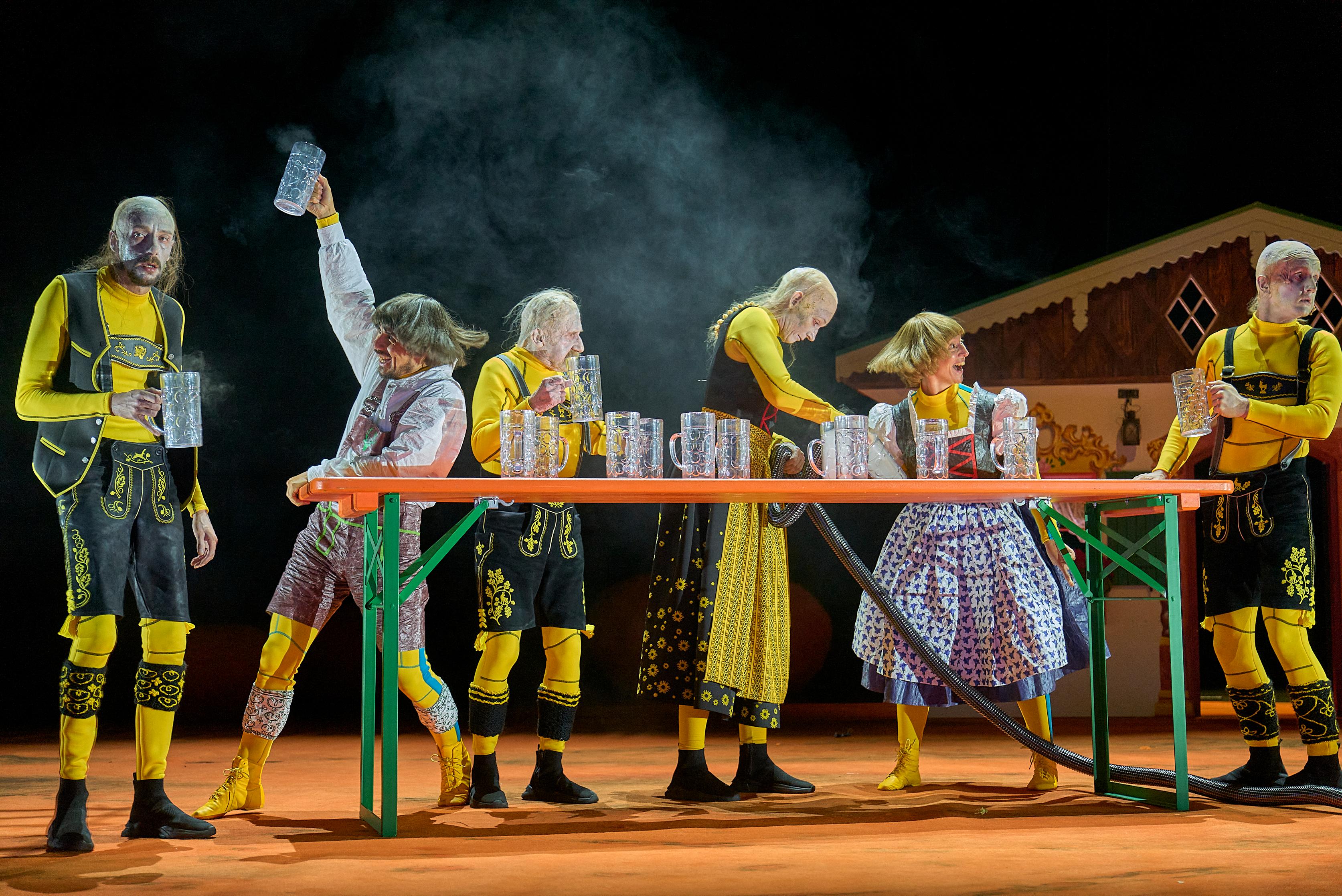 Szene aus dem Theaterstück "Mia san Mia" an den Münchner Kammerspielen