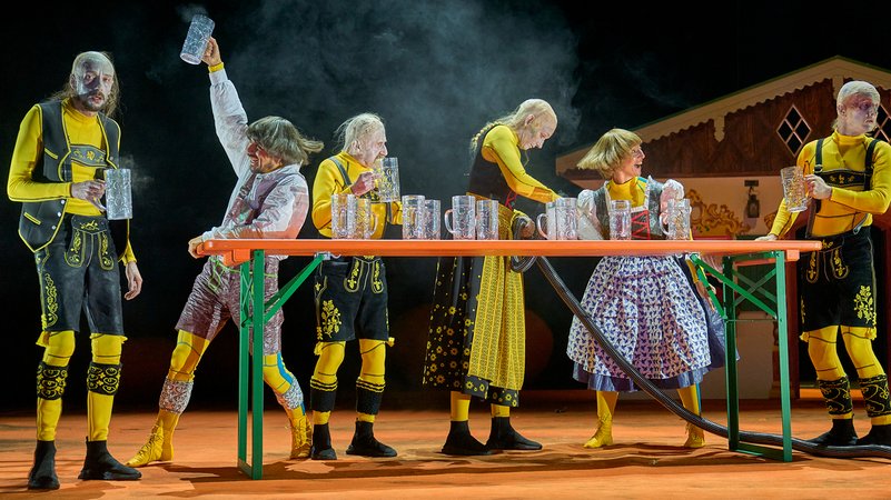Szene aus dem Theaterstück "Mia san Mia" an den Münchner Kammerspielen | Bild: Matthias Horn Szene aus dem Theaterstück "Mia san Mia" an den Münchner Kammerspielen