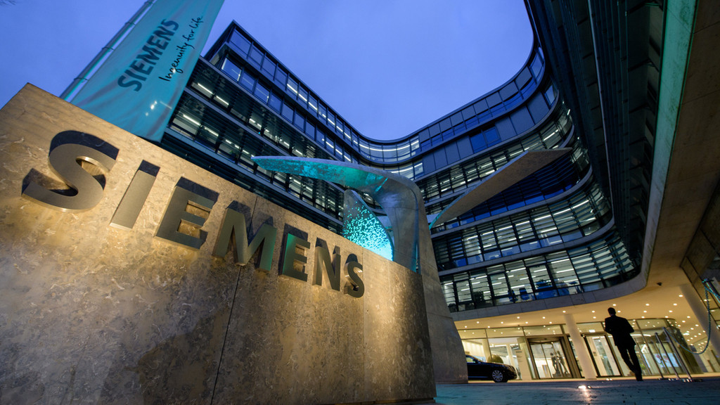 Die Skulptur «The Wings» des Star-Architekten Daniel Libeskind ist vor der Zentrale der Siemens AG zu sehen