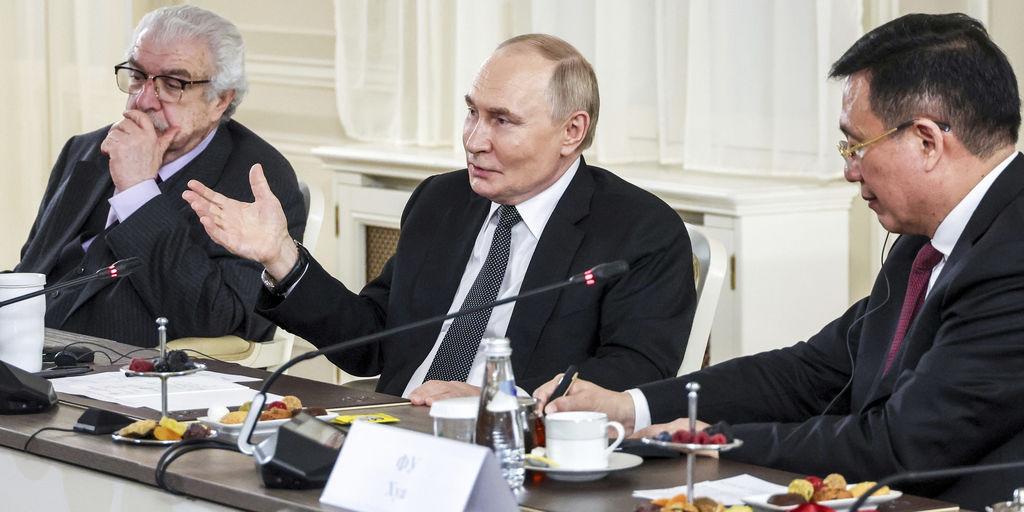 19.06.2025, Russland, St. Petersburg: Auf der von der staatlichen russischen Nachrichtenagentur Sputnik und dem Kreml über AP veröffentlichten Aufnahme nehmen der Erste Stellvertretende Generaldirektor der Nachrichtenagentur TASS, Michail Gusman (l), und der Präsident der Nachrichtenagentur Xinhua, Fu Hua (r), an einem Treffen des russischen Präsidenten Wladimir Putin mit Vertretern internationaler Nachrichtenagenturen im neu renovierten Staatlichen Rimski-Korsakow-Konservatorium in St. Petersburg am Rande des Internationalen Wirtschaftsforums teil. Foto: Vyacheslav Prokofyev/Pool Sputnik Kremlin/AP/dpa +++ dpa-Bildfunk +++