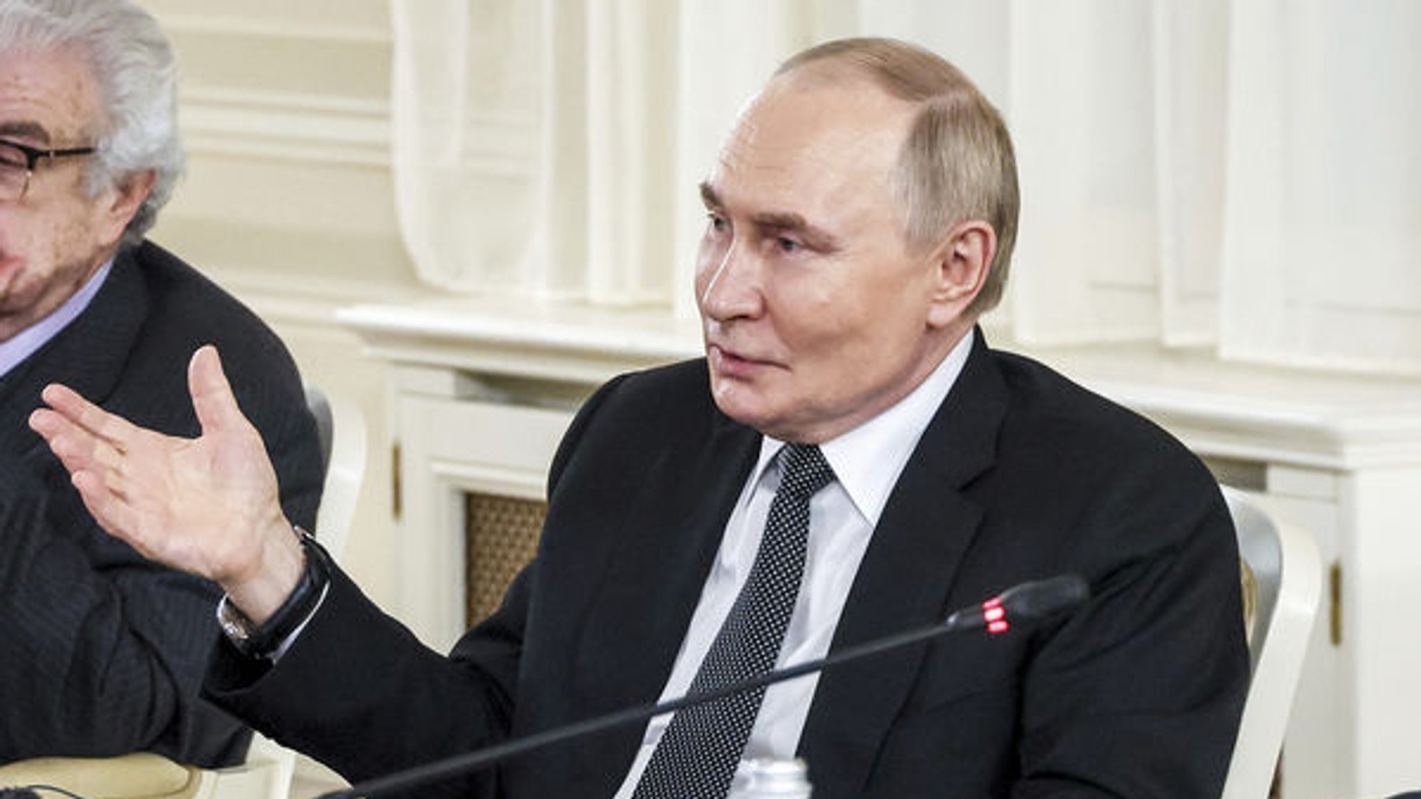 19.06.2025, Russland, St. Petersburg: Auf der von der staatlichen russischen Nachrichtenagentur Sputnik und dem Kreml über AP veröffentlichten Aufnahme nehmen der Erste Stellvertretende Generaldirektor der Nachrichtenagentur TASS, Michail Gusman (l), und der Präsident der Nachrichtenagentur Xinhua, Fu Hua (r), an einem Treffen des russischen Präsidenten Wladimir Putin mit Vertretern internationaler Nachrichtenagenturen im neu renovierten Staatlichen Rimski-Korsakow-Konservatorium in St. Petersburg am Rande des Internationalen Wirtschaftsforums teil. Foto: Vyacheslav Prokofyev/Pool Sputnik Kremlin/AP/dpa +++ dpa-Bildfunk +++