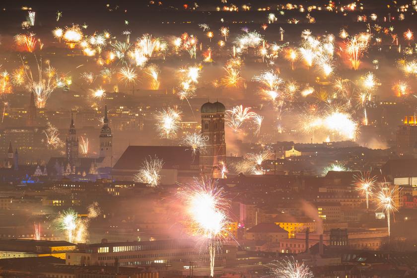 dpatopbilder - 01.01.2024, Bayern, München: Silvesterfeuerwerk erhellt den Himmel über der Innenstadt. Foto: Lennart Preiss/dpa +++ dpa-Bildfunk +++ | Bild:dpa-Bildfunk/Lennart Preiss