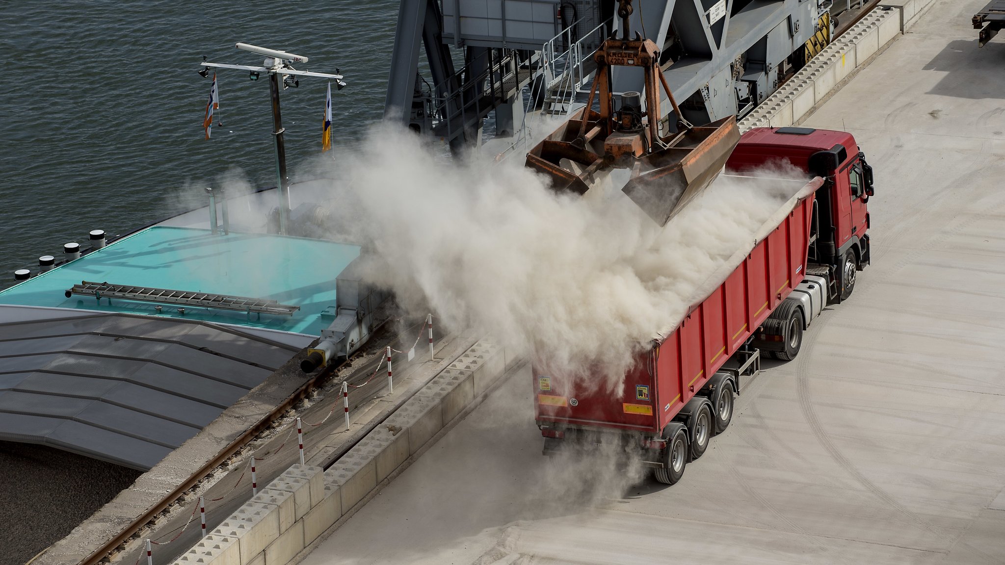 Entladen von Kies auf einen Lkw, Löschen einer Ladung, Rhein-Hafen in Bonn