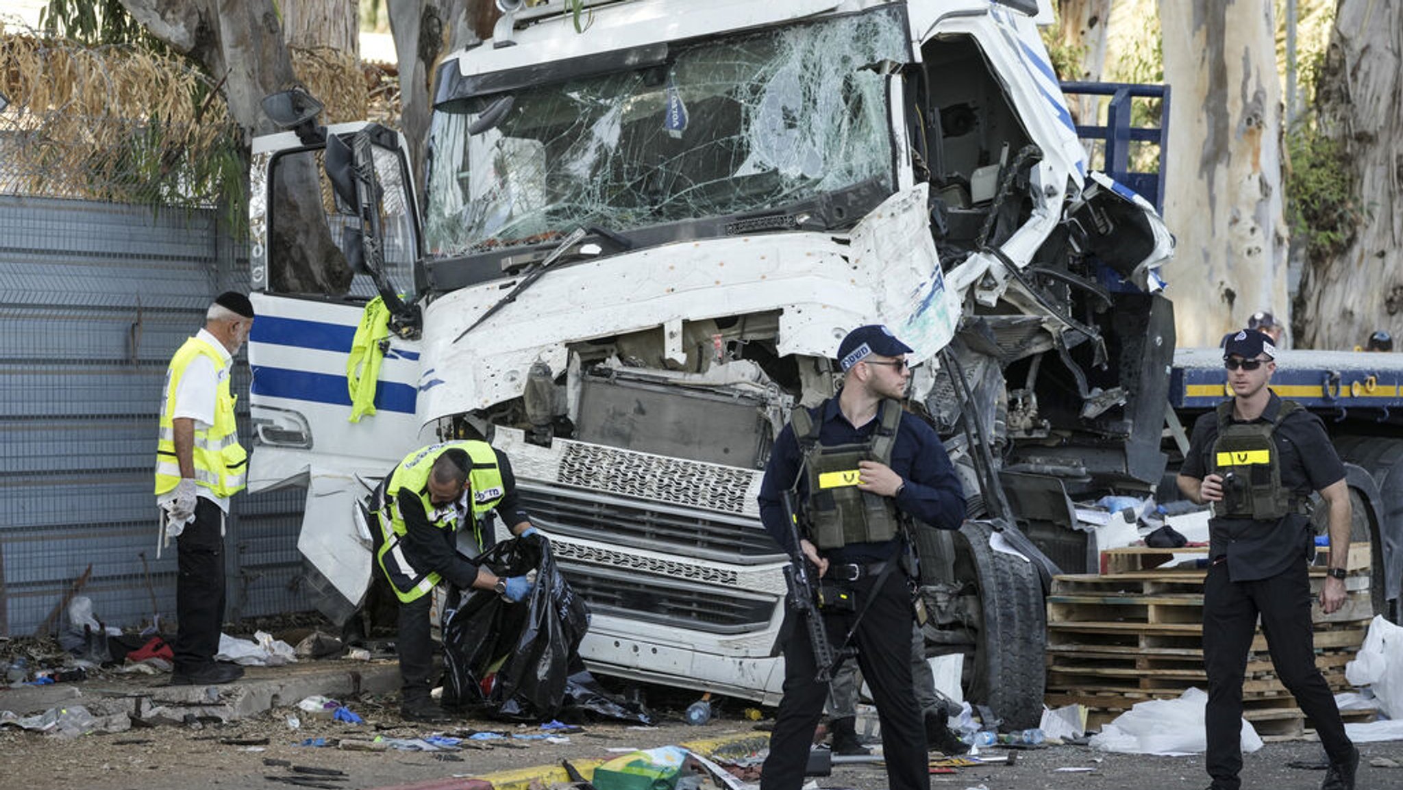 27.10.2024, Israel, Tel Aviv: Die israelische Polizei und die Rettungsdienste inspizieren die Stelle, an der ein Lastwagenfahrer eine Bushaltestelle in der Nähe des Hauptquartiers des israelischen Geheimdienstes Mossad gerammt und dabei Dutzende von Menschen verletzt hat, so der israelische Rettungsdienst Magen David Adom. Foto: Oded Balilty/AP +++ dpa-Bildfunk +++