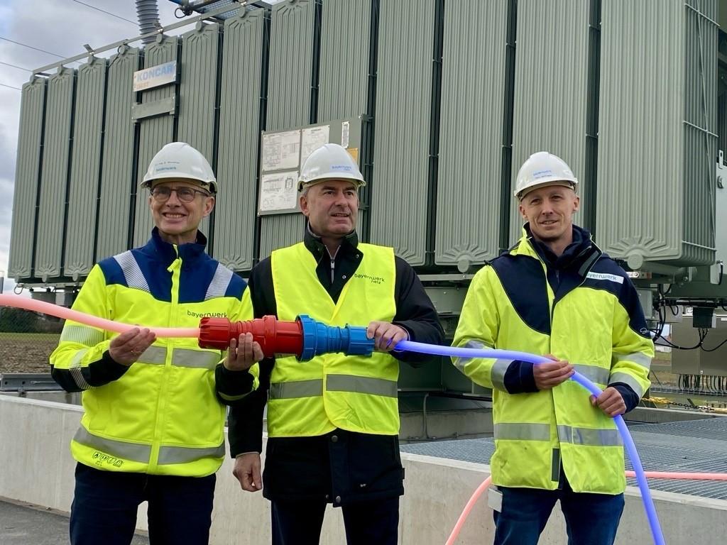 Bayerns Wirtschaftsminister Hubert Aiwanger nahm die neue Einspeisesteckdose mit Egon Westphal, dem Vorstandsvorsitzenden der Bayernwerk AG und Thilo Hoffmann, dem Leiter Planung/Bau Umspannwerke & Schaltstationen bei Bayernwerk AG, in Niederviehbach in Betrieb.