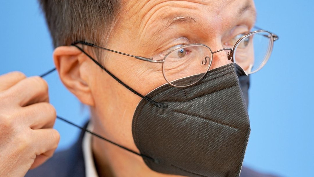 Karl Lauterbach (SPD), Bundesminister für Gesundheit, mit Maske | Bild: dpa-Bildfunk/Michael Kappeler Karl Lauterbach (SPD), Bundesminister für Gesundheit, mit Maske