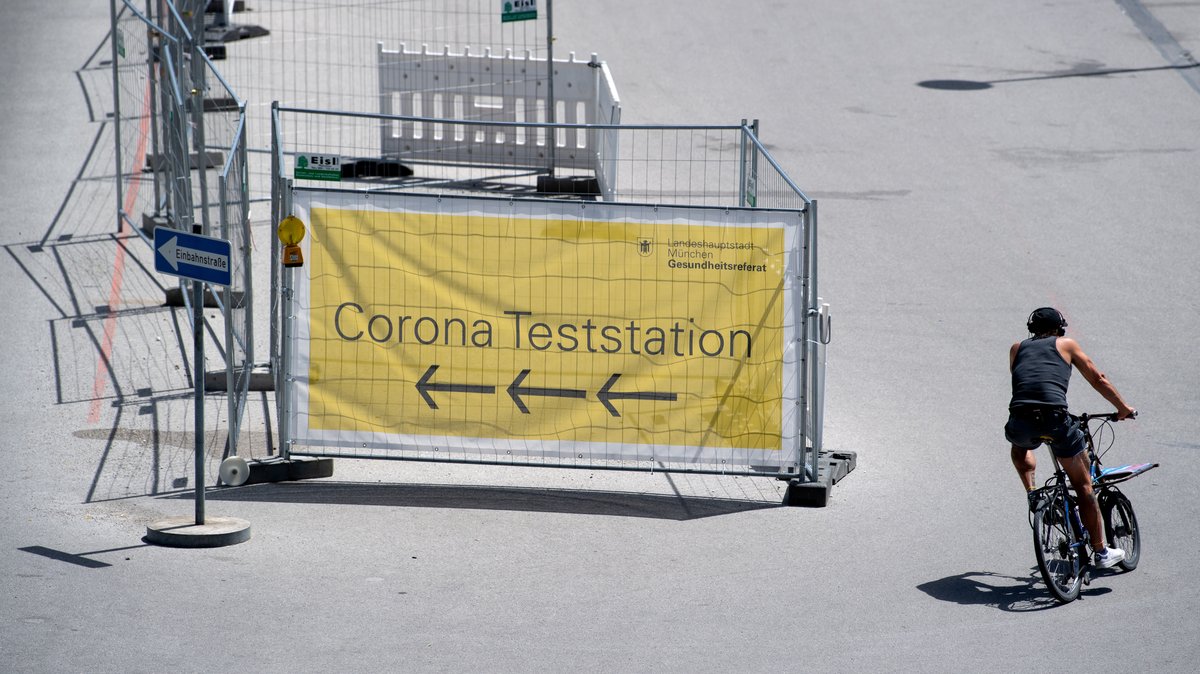 Ein Schild weist zur Corona-Teststation auf der Münchner Theresienwiese, aufgenommen am 21.06.21.
