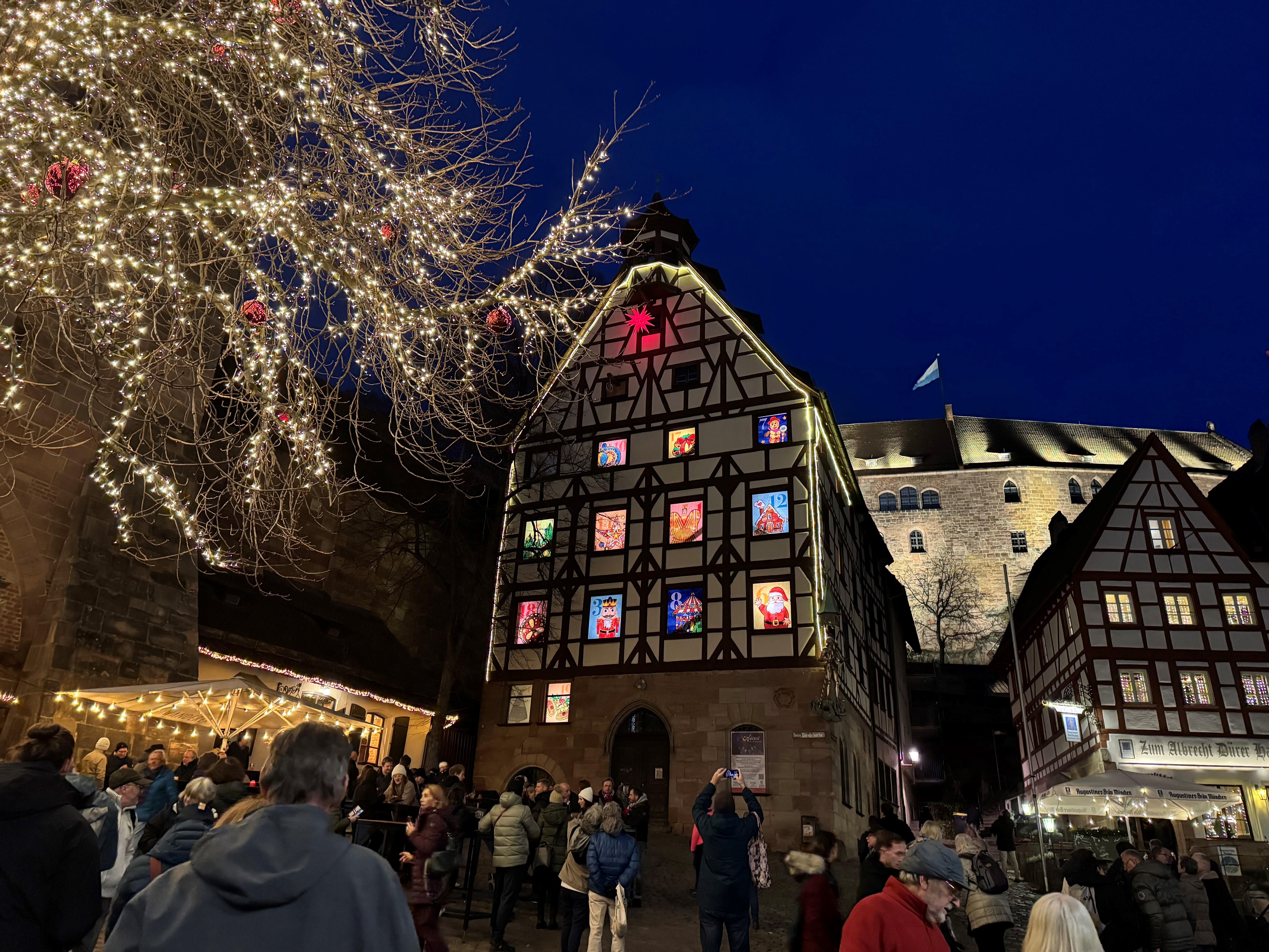 Am Fachwerkhaus unterhalb der Burg sind die Fenster mit weihnachtlichen Motiven beleuchtet