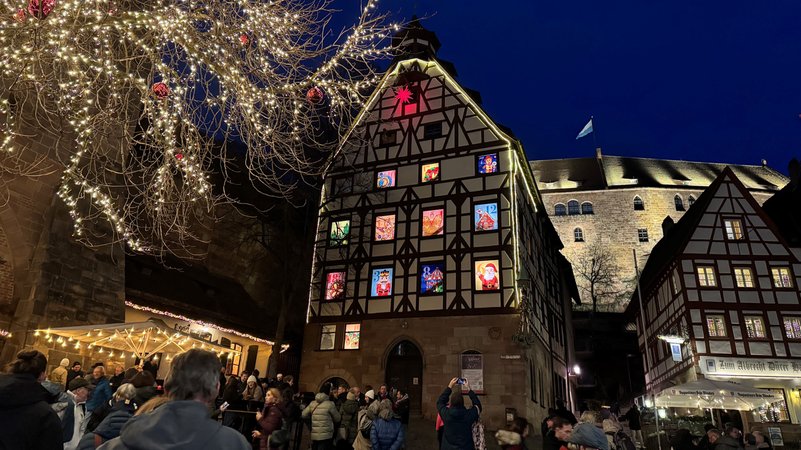 Am Fachwerkhaus unterhalb der Burg sind die Fenster mit weihnachtlichen Motiven beleuchtet | Bild: BR/ Birgitt Roßhirt Am Fachwerkhaus unterhalb der Burg sind die Fenster mit weihnachtlichen Motiven beleuchtet