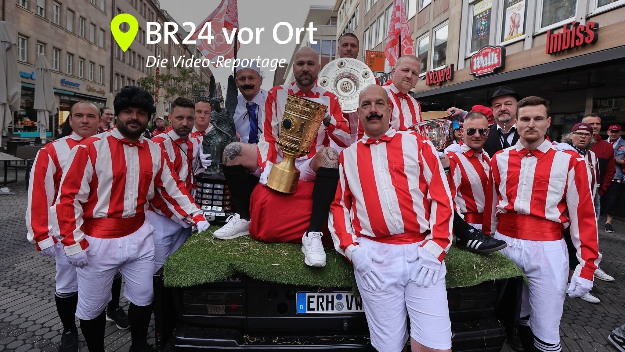 Fans des 1. FC Nürnberg beim XXL-Fanmarsch. | Bild: picture alliance / Sportfoto Zink / Daniel Marr | Sportfoto Zink / Daniel Marr Fans des 1. FC Nürnberg beim XXL-Fanmarsch.