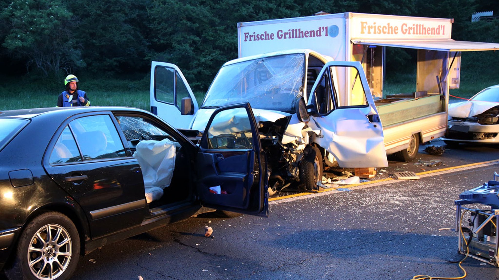 Bei einem Frontalzusammenstoß mit einem Grillhähnchenwagen bei Stockstadt sind drei Menschen verletzt worden.