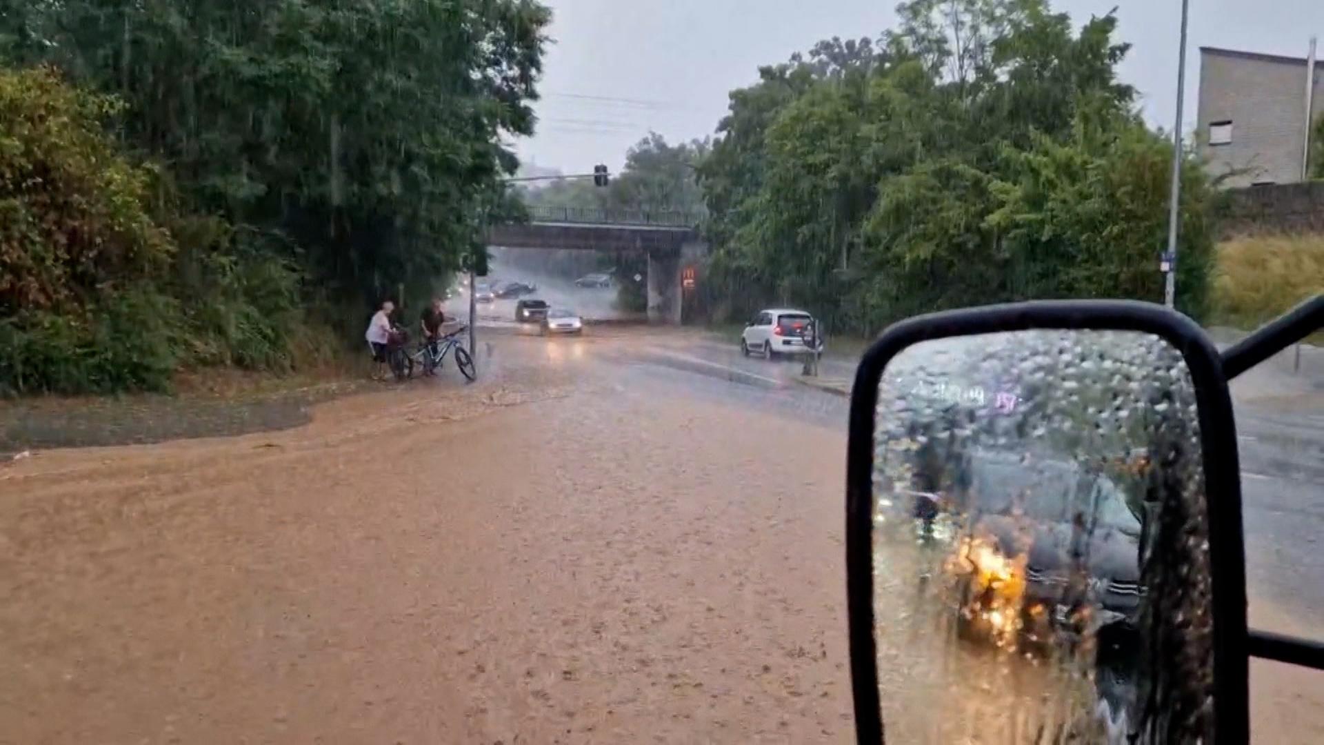Überflutete Straße in Fürth.