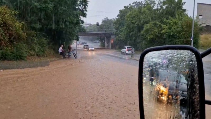 Überflutete Straße in Fürth. | Bild: BR Überflutete Straße in Fürth.