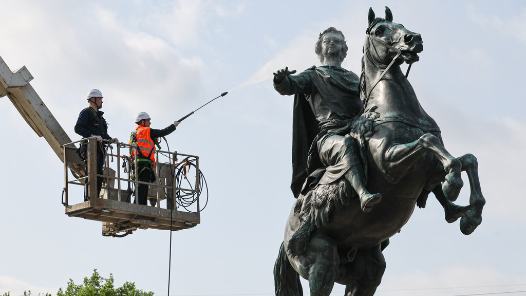 Arbeiter mit einem Hochdruckreiniger am Reiterdenkmal