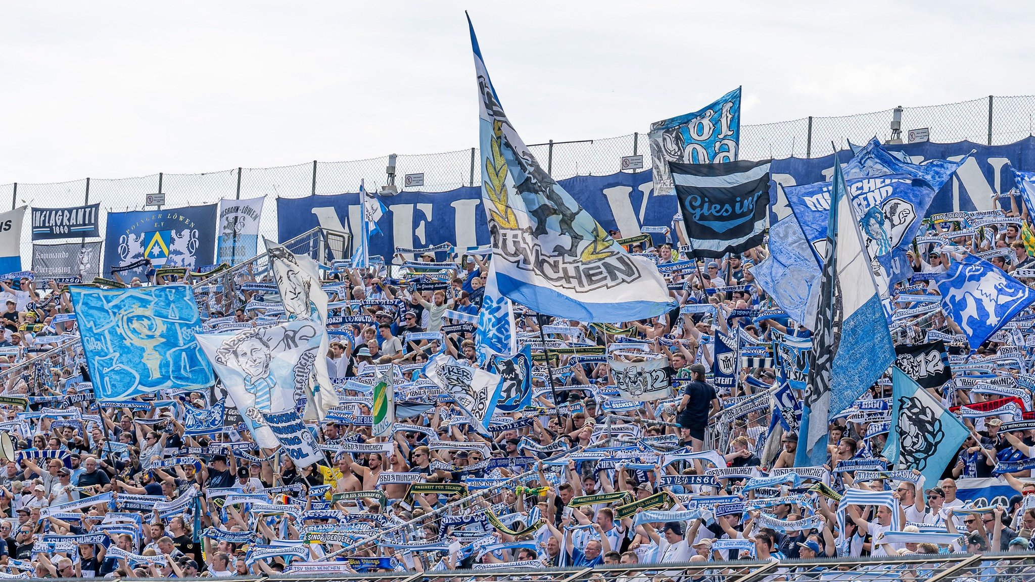 Fans TSV 1860 München | Bild: picture-alliance/dpa Fans TSV 1860 München