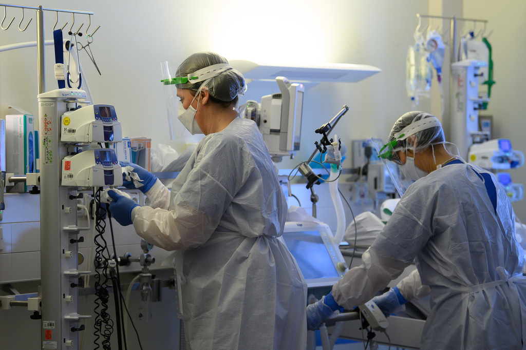 Intensivpflegerinnen in Schutzkleidungen auf einer Covid-19 Intensivstation