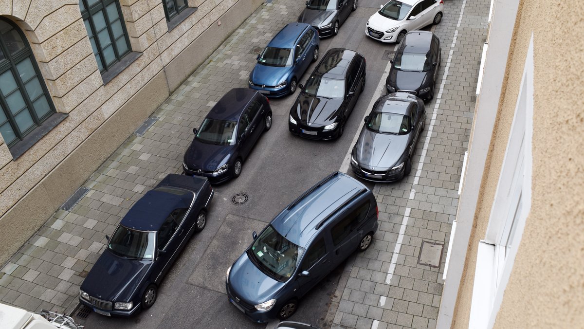 Parkende Autos in einer schmalen Einbahnstraße