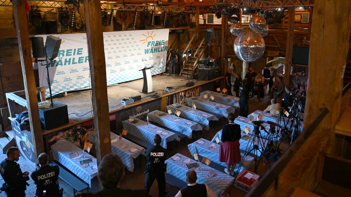 Blick auf die Bühne der Freien Wähler im Weissbierstadl vor Beginn des Politischen Frühschoppen Gillamoos.