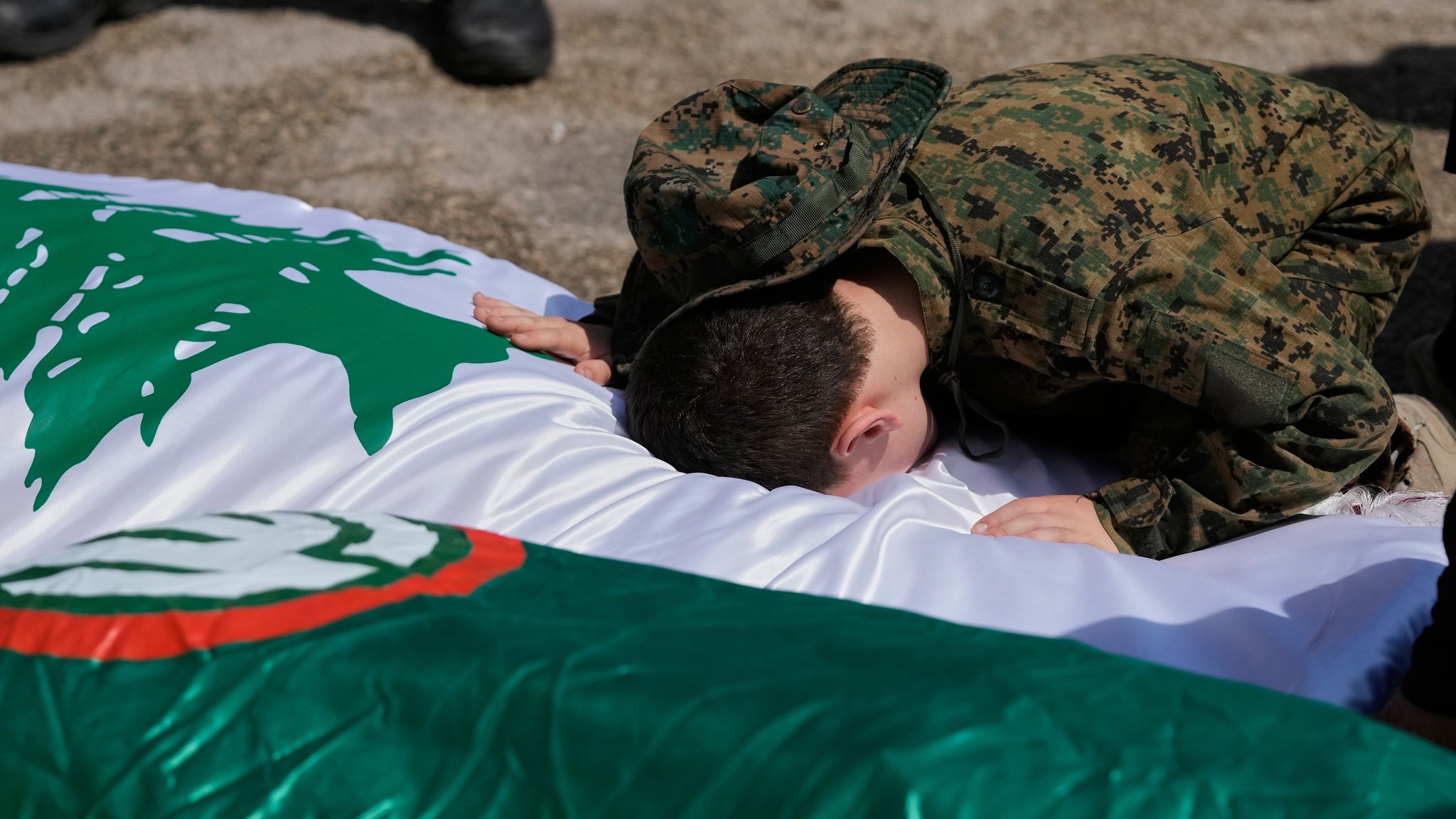 Libanon, Tyrus: Ein Junge weint über dem Leichnam seines Onkels, der am Dienstag bei israelischen Luftangriffen im südlichen Dorf Deir Qanoun al-Nahr getötet wurde. | Bild: dpa-Bildfunk/Mohammed Zaatari Libanon, Tyrus: Ein Junge weint über dem Leichnam seines Onkels, der am Dienstag bei israelischen Luftangriffen im südlichen Dorf Deir Qanoun al-Nahr getötet wurde.