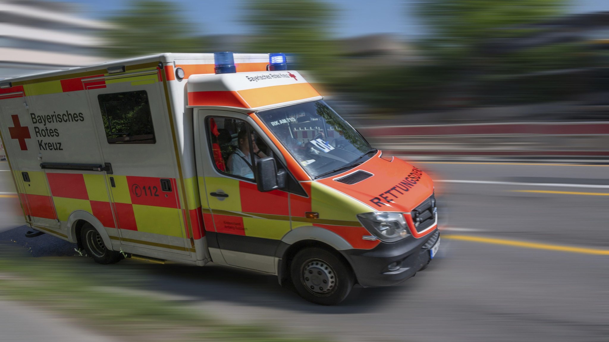 Radfahrer bei mutmaßlichem Wildunfall lebensgefährlich verletzt