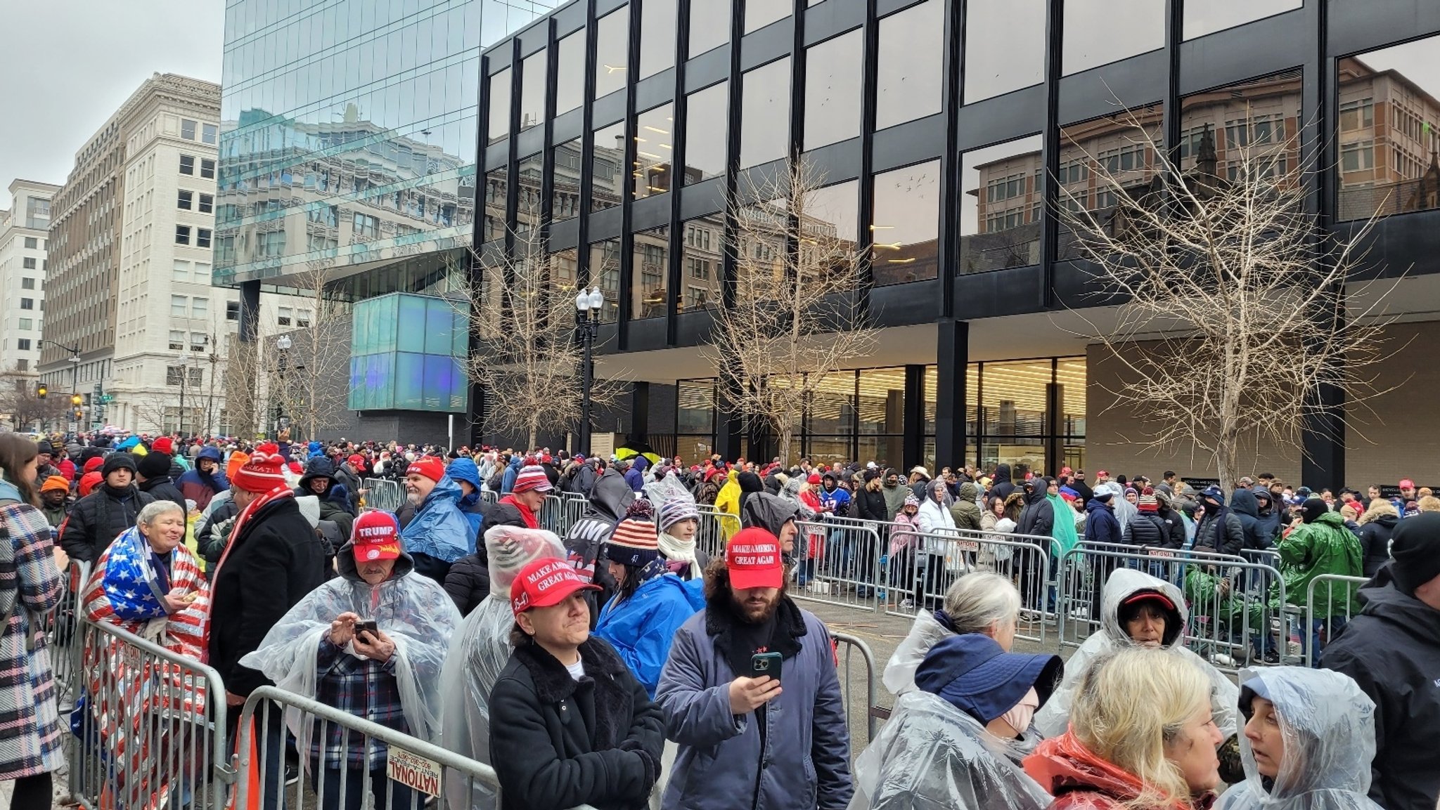 Zahlreiche Menschen stehen Schlange, um die Amtseinführung Trumps mitzuerleben.