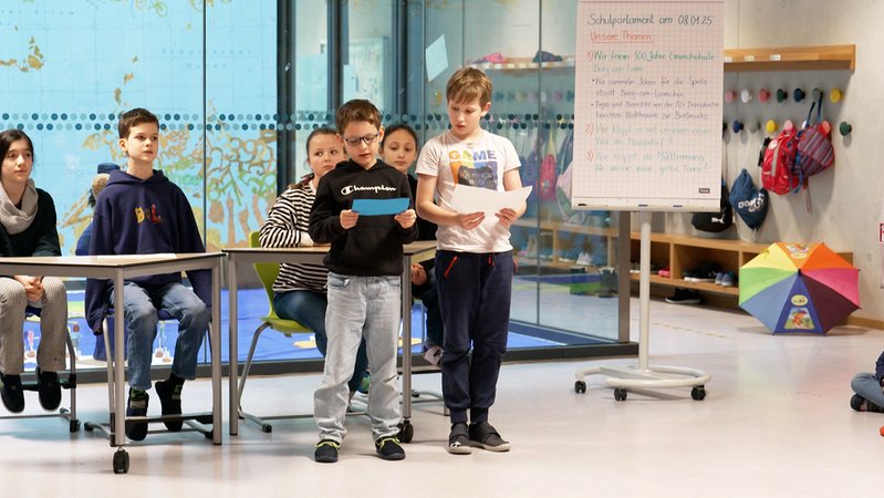 Im Video: So kommt die Verfassungsviertelstunde bei Schülern an | Bild: Bayerischer Rundfunk 2024 Im Video: So kommt die Verfassungsviertelstunde bei Schülern an