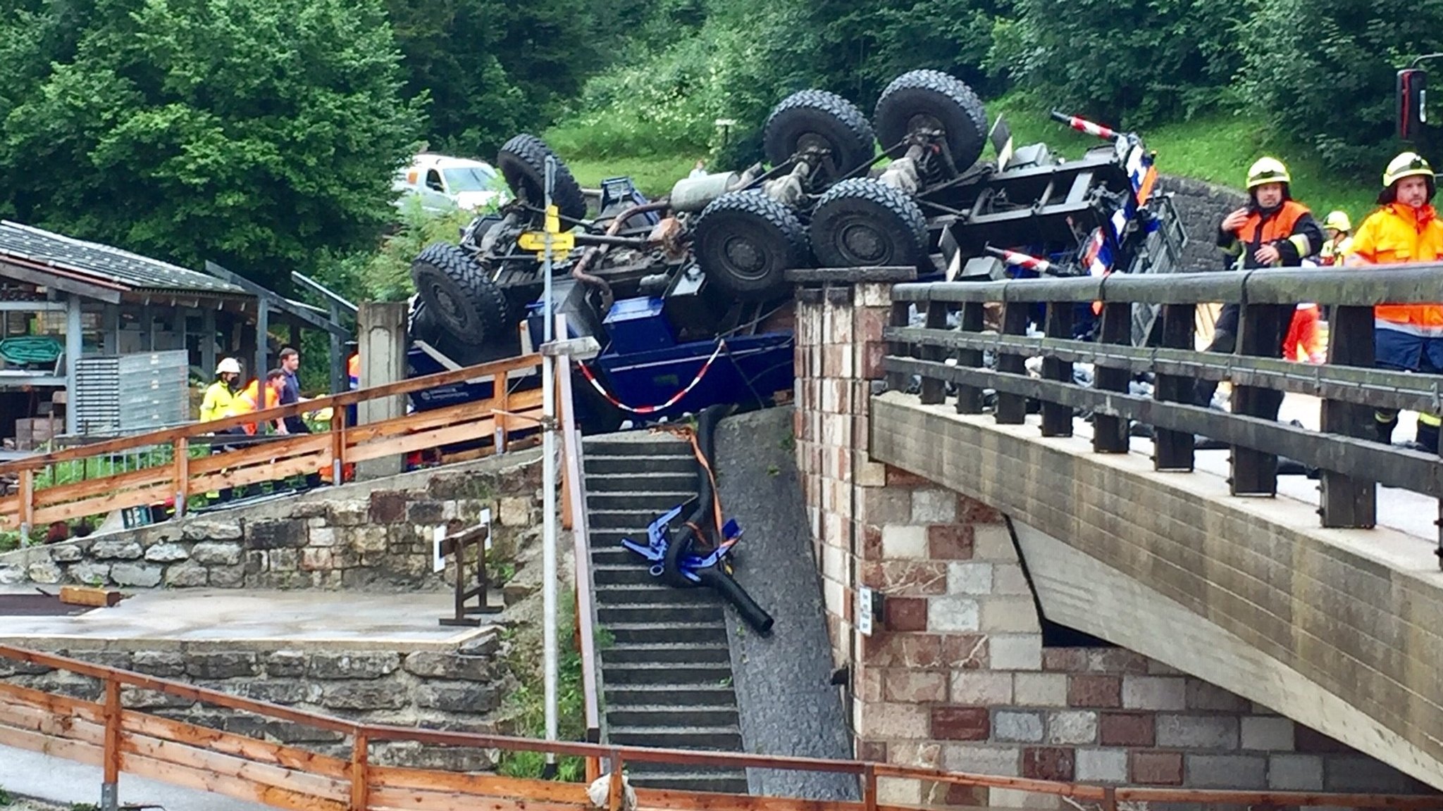 THW-Lastwagen überschlägt sich in Berchtesgaden - Vier Verletzte