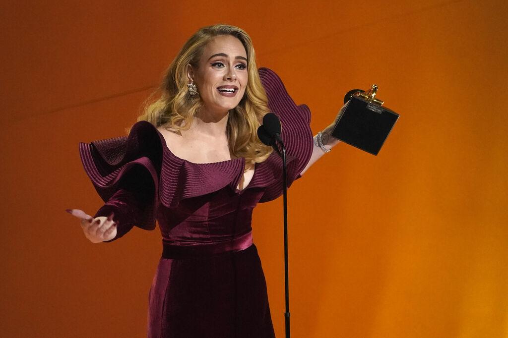 ARCHIV - 05.02.2023, USA, Los Angeles: Adele nimmt den Preis für die beste Pop-Solodarbietung für "Easy On Me" bei der Verleihung der 65. Grammy Awards entgegen. (zu dpa: «Adele kommt nach Deutschland - vier Konzerte in München») Foto: Chris Pizzello/Invision/AP/dpa +++ dpa-Bildfunk +++