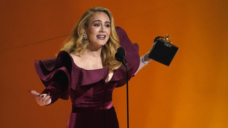 ARCHIV - 05.02.2023, USA, Los Angeles: Adele nimmt den Preis für die beste Pop-Solodarbietung für "Easy On Me" bei der Verleihung der 65. Grammy Awards entgegen.