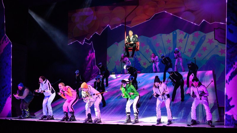 "Skiverliebt": Satire-Musical zur Ski-WM in Saalbach | Bild: Tobias Witzgall/Salzburger Landestheater "Skiverliebt": Satire-Musical zur Ski-WM in Saalbach