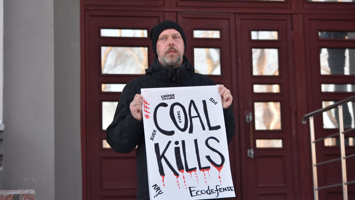 13.03.20: Der russische Umweltaktivist Wladimir Sliwjak von der Organisation Ecodefense demonstriert mit einem Schild "Coal Kills" (Kohle tötet).