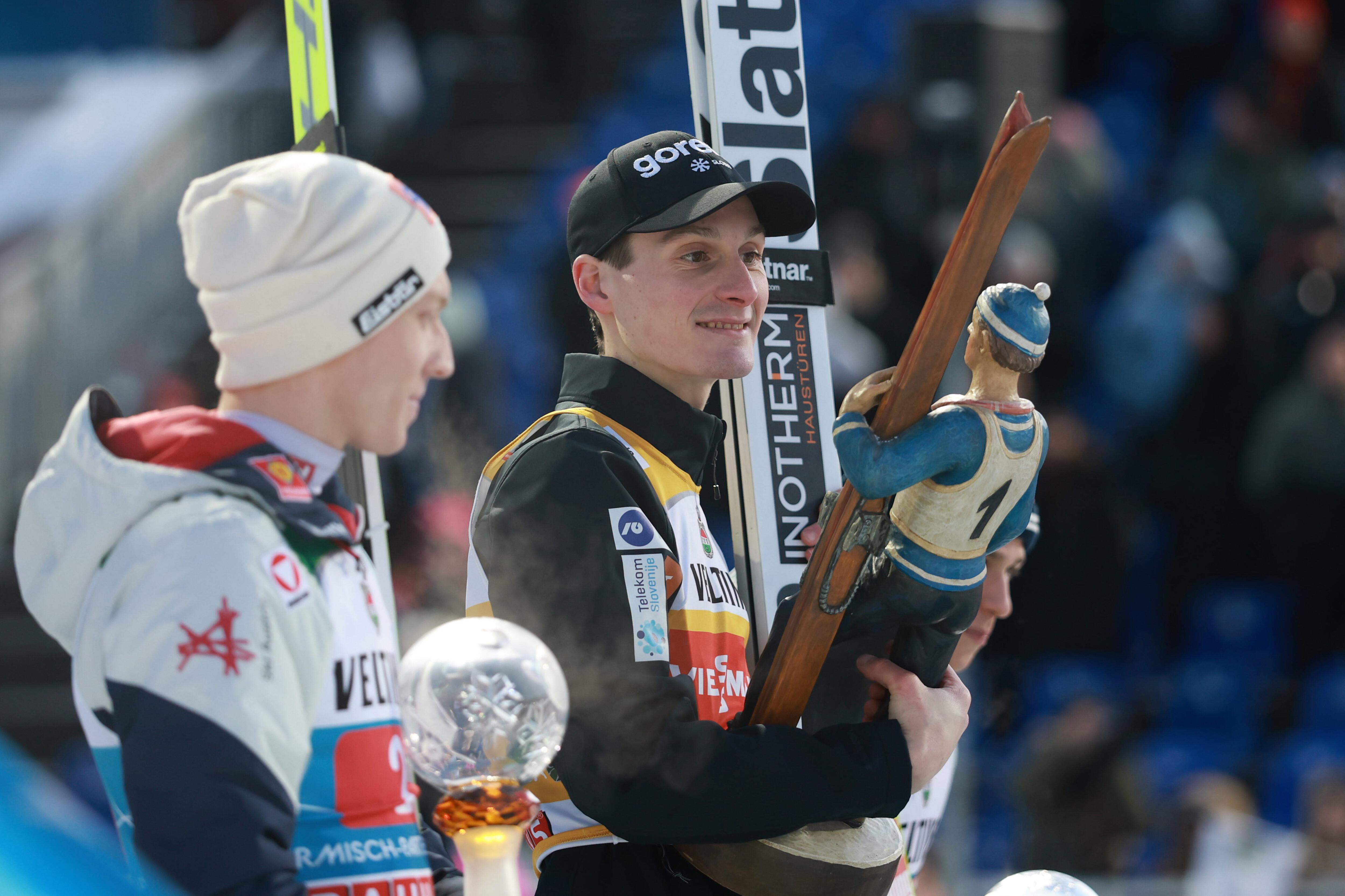 Domen Prevc (r.) mit Verfolger Jan Hörl