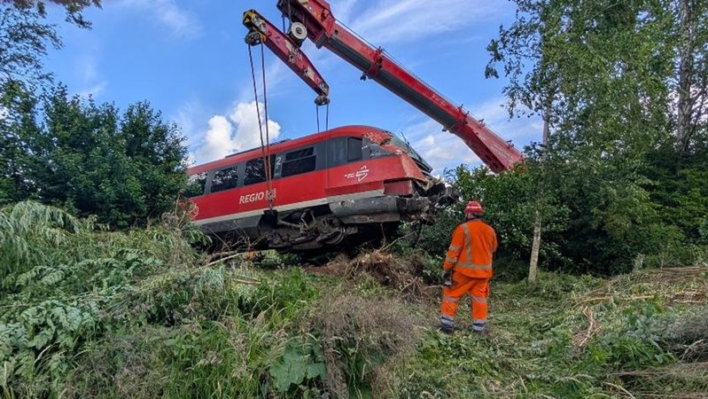 Der verunfallte Zug nahe Pocking wurde am Donnerstag von zwei Kränen geborgen. | Bild: Helmuth Riedl/zema-medien.de Der verunfallte Zug nahe Pocking wurde am Donnerstag von zwei Kränen geborgen.