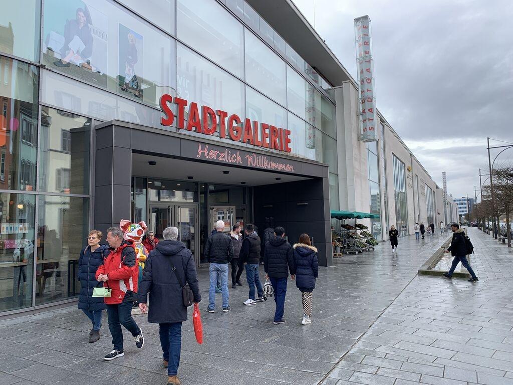 26.02.2024, Schweinfurt - Das Einkaufszentrum "Stadtgalerie" in Schweinfurt von Außen.