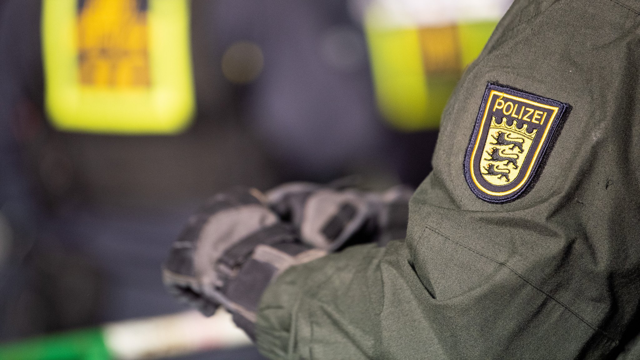 Polizist mit dem kleinen Landeswappen von Baden-Württemberg am Arm (Symbolbild)