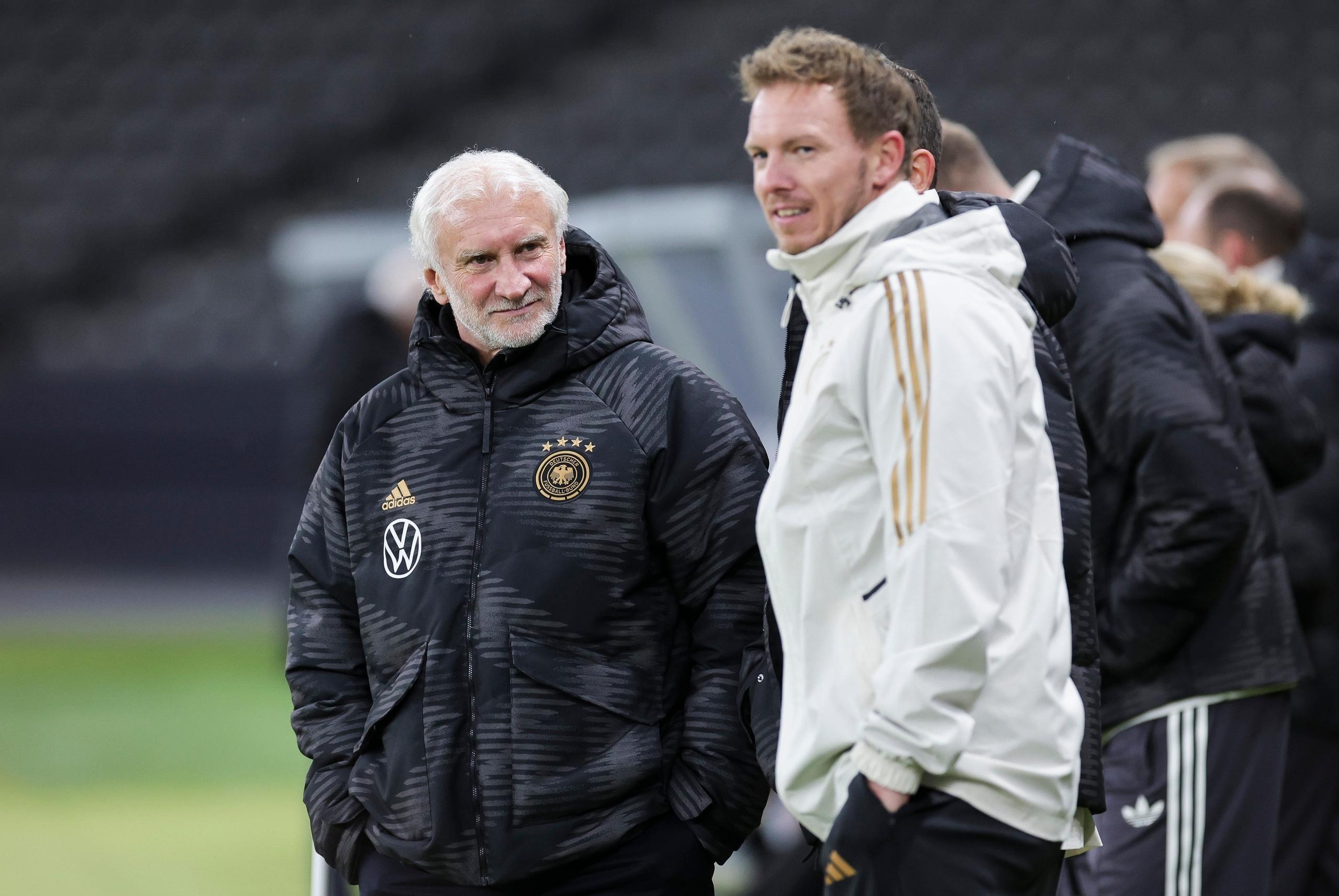 Rudi Völler (l.), und Bundestrainer Julian Nagelsmann