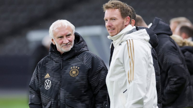 Rudi Völler (l.), und Bundestrainer Julian Nagelsmann