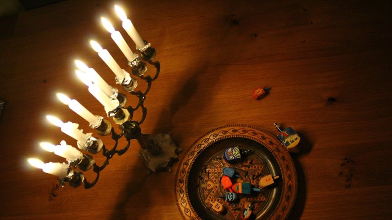 Ein Kerzenleuchter, die Chanukkia, steht auf einem Tisch.