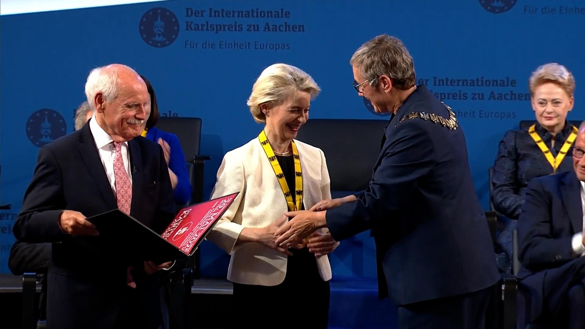 Aachen: EU-Kommissionspräsidentin von der Leyen wird mit dem Karlspreis ausgezeichnet.