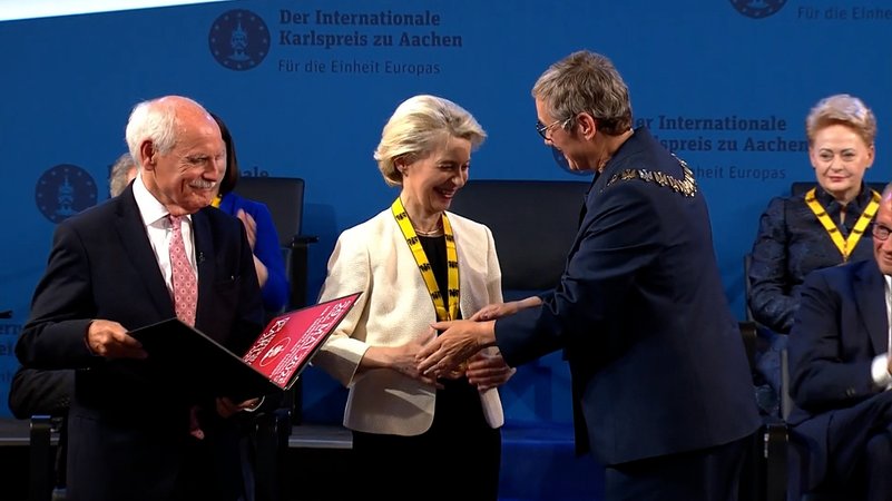 Aachen: EU-Kommissionspräsidentin von der Leyen wird mit dem Karlspreis ausgezeichnet. | Bild: Bayerischer Rundfunk 2025 Aachen: EU-Kommissionspräsidentin von der Leyen wird mit dem Karlspreis ausgezeichnet.