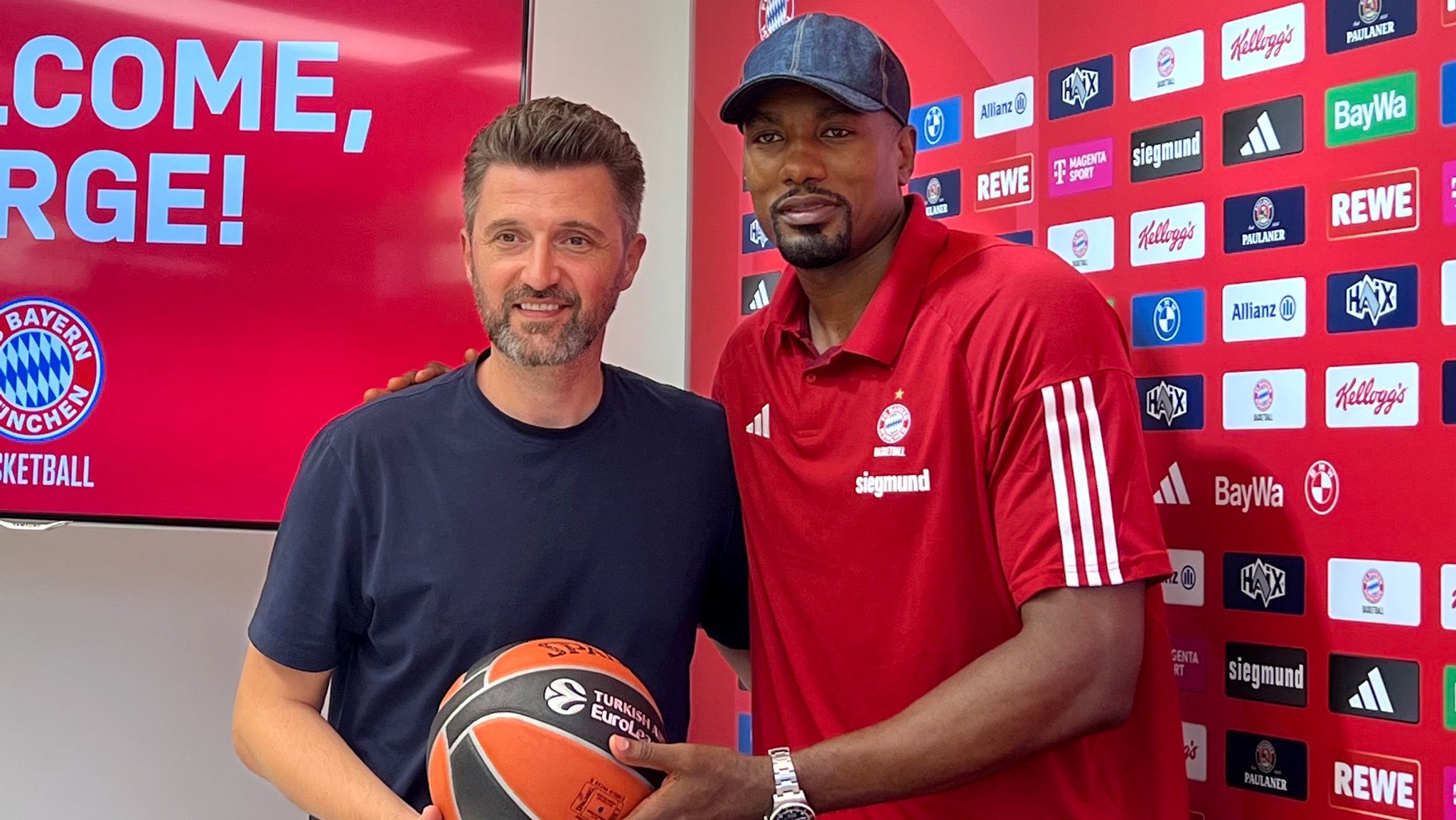 FCBB-Neuzugang Serge Ibaka (rechts) neben Geschäftsführer Marko Pesic