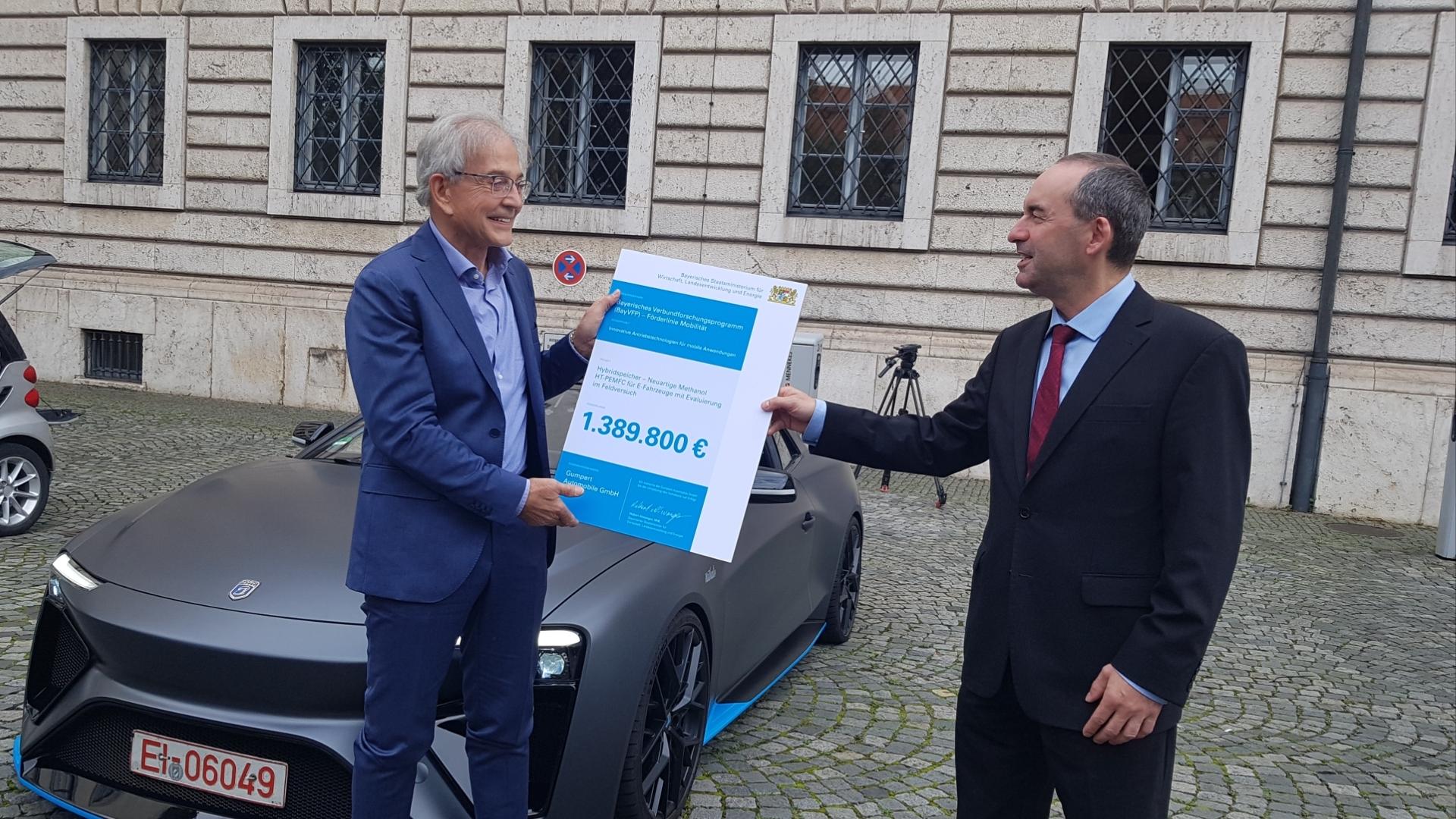 Hubert Aiwanger bei der Übergabe des Förderbescheids | Bild:BR/Christioph Arnowski