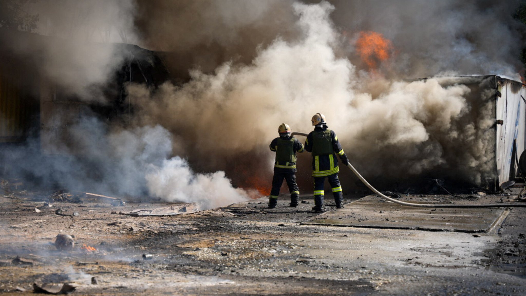 Feuerwehrleute kämpfen gegen Flammen nach russischem Beschuss in der Oblast Odessa. 