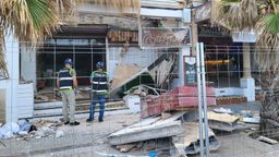 Polizisten vor dem eingestürzten Gebäude | Bild:pa/dpa/Roland Sprich