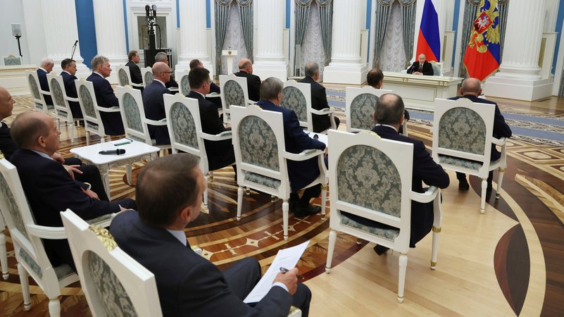 Bei der Erläuterung der Ergebnisse des Alaska-Gipfels | Bild: Wjatscheslaw Prokofjew/Picture Alliance Bei der Erläuterung der Ergebnisse des Alaska-Gipfels