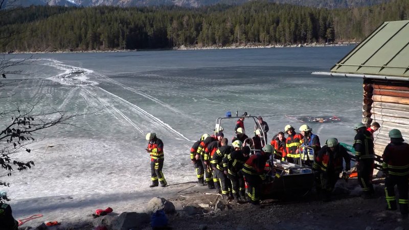 Einsatz von Eisrettungsschlitten am Eibsee. | Bild: BR Einsatz von Eisrettungsschlitten am Eibsee.