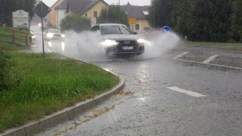 Schwierige Straßenverhältnisse bei Sturzregen (Symbolbild)