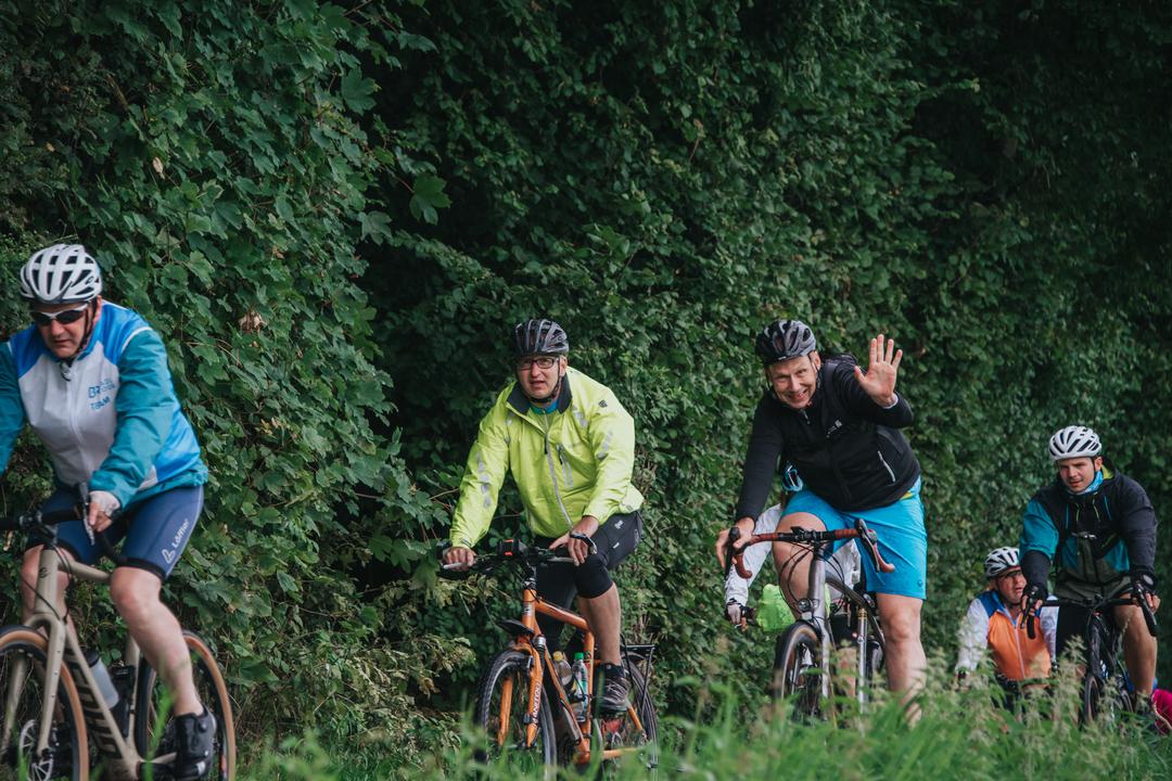 Die Radl-Karawane ist unterwegs. Kurz nach dem Start bei Oberstaudhausen.