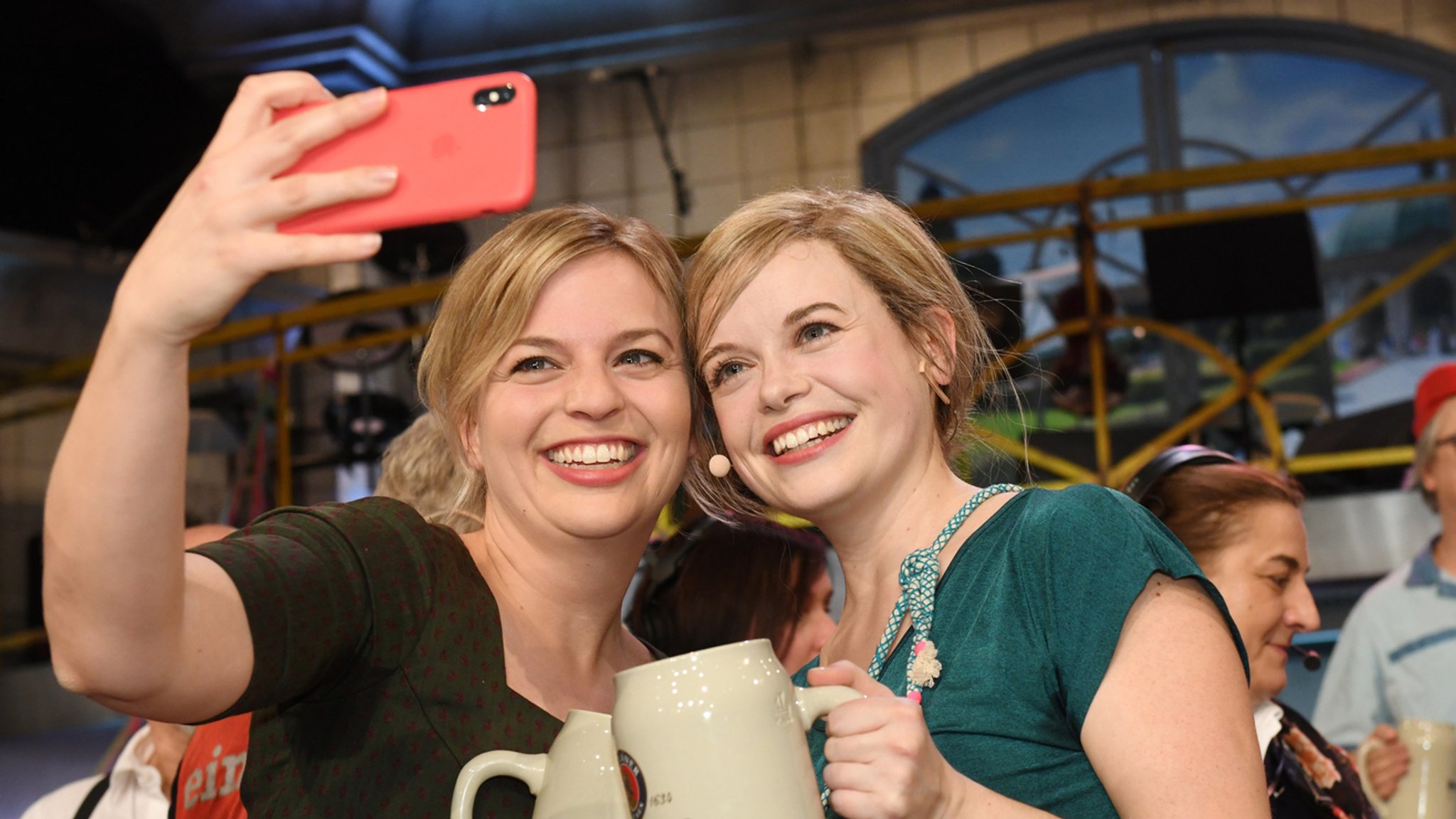 Schulze-Darstellerin Sina Reiß und Katharina Schulze machen ein Selfie auf dem Nockherberg 2019.